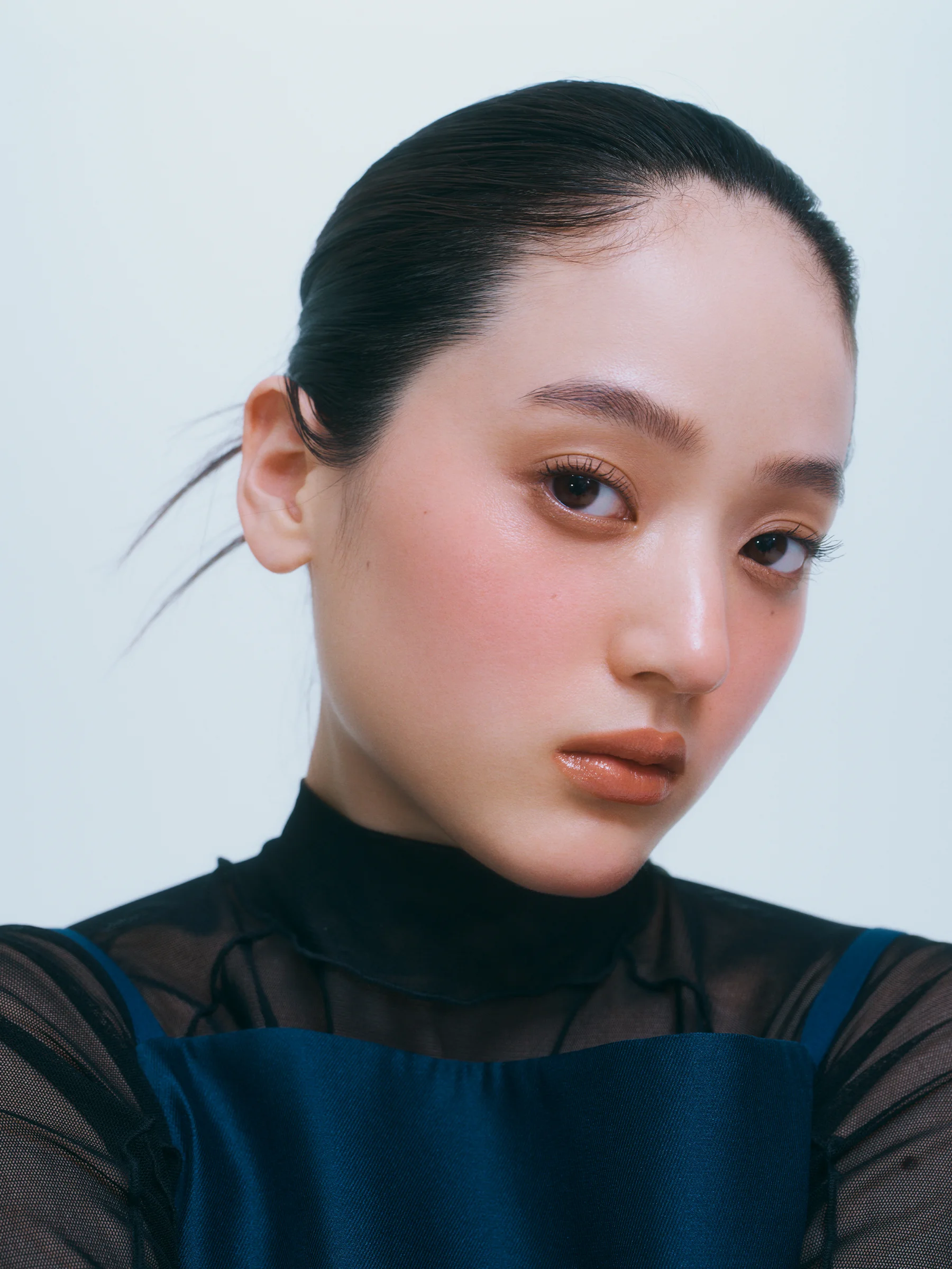 NARS アフターグロー リキッドブラッシュ 03974 ¥4,840、同 センシュアルシャイン リップスティック 201 ¥4,730／NARS JAPAN