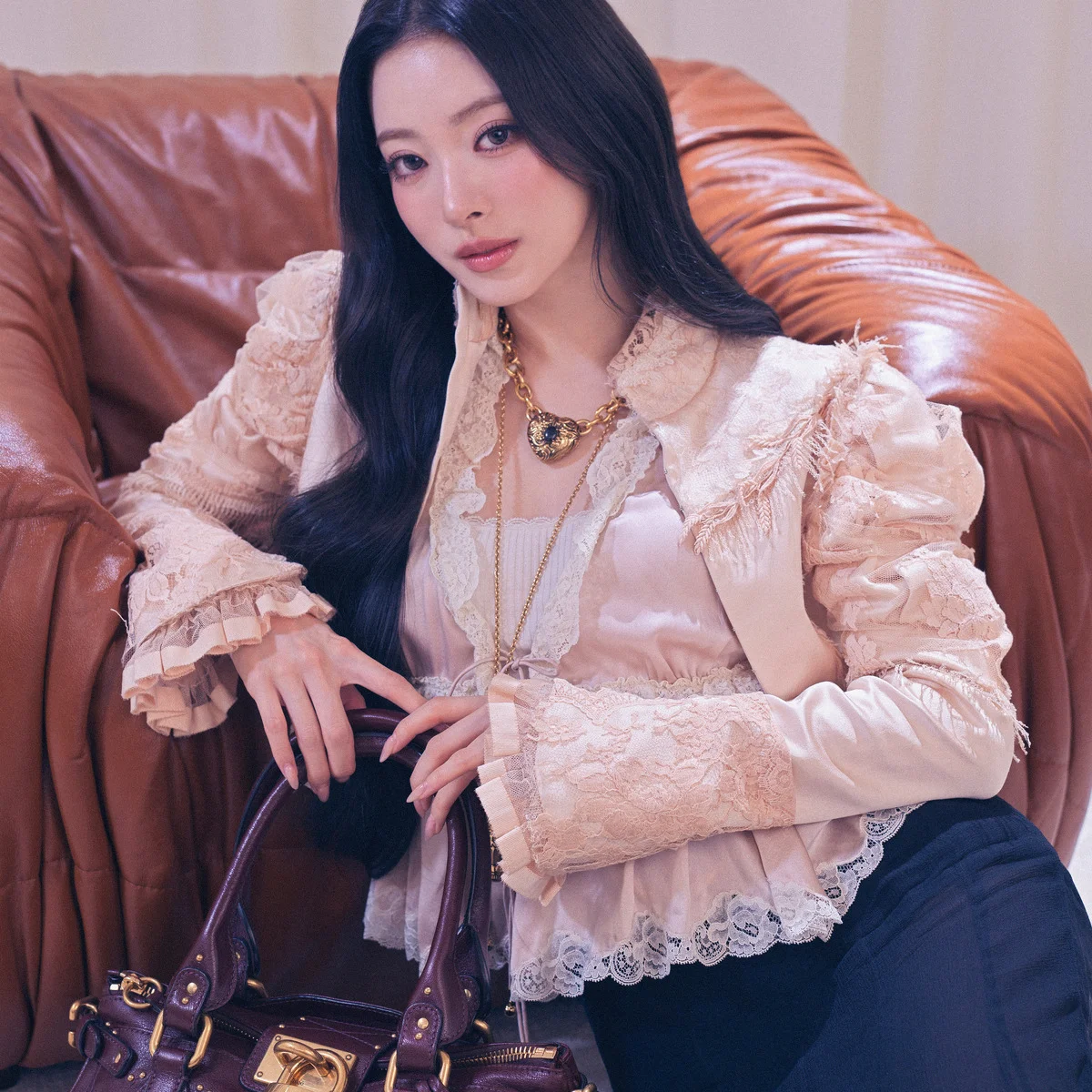 【独占フォト】MEOVV ANNA。クロエ「パディントン」バッグと過ごす、特別な１日をレポート