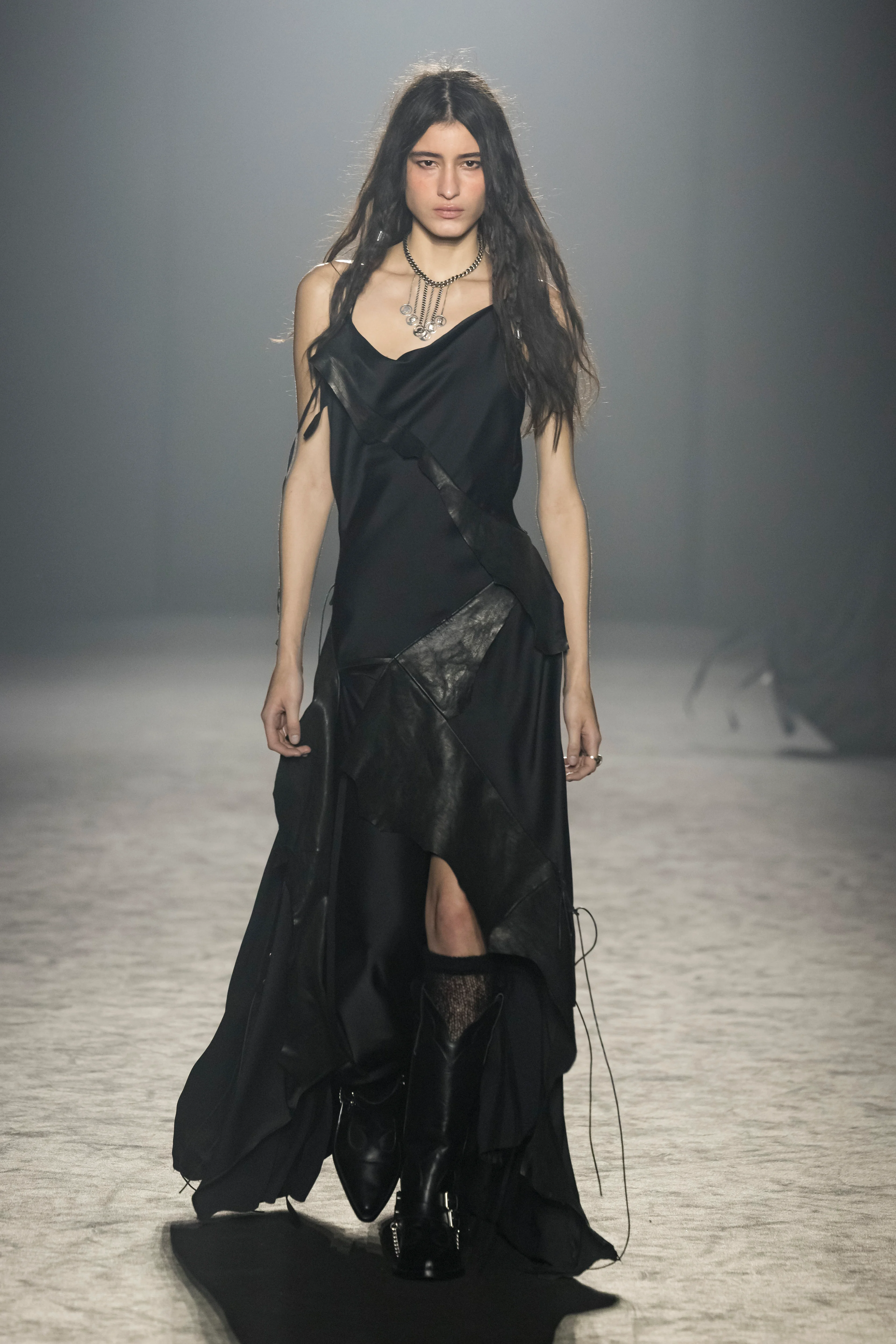 2025年秋冬コレクション_ANN DEMEULEMEESTER(アン ドゥムルメステール)_モデル_4