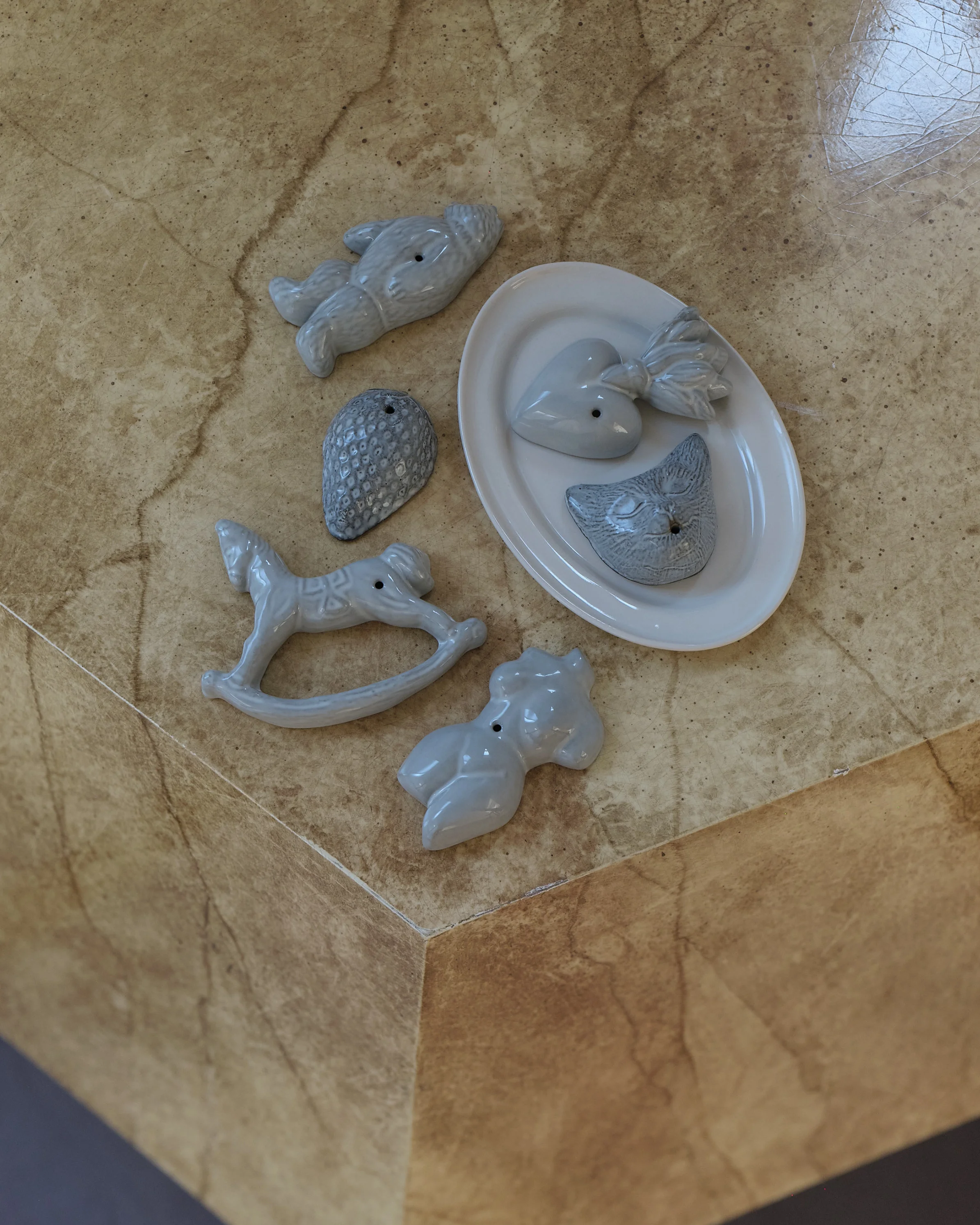 駆け込みギフトにも！ 可愛すぎる“猫とイチゴ”のお香立てが発売【オジャクラフト × SPURSHOP】