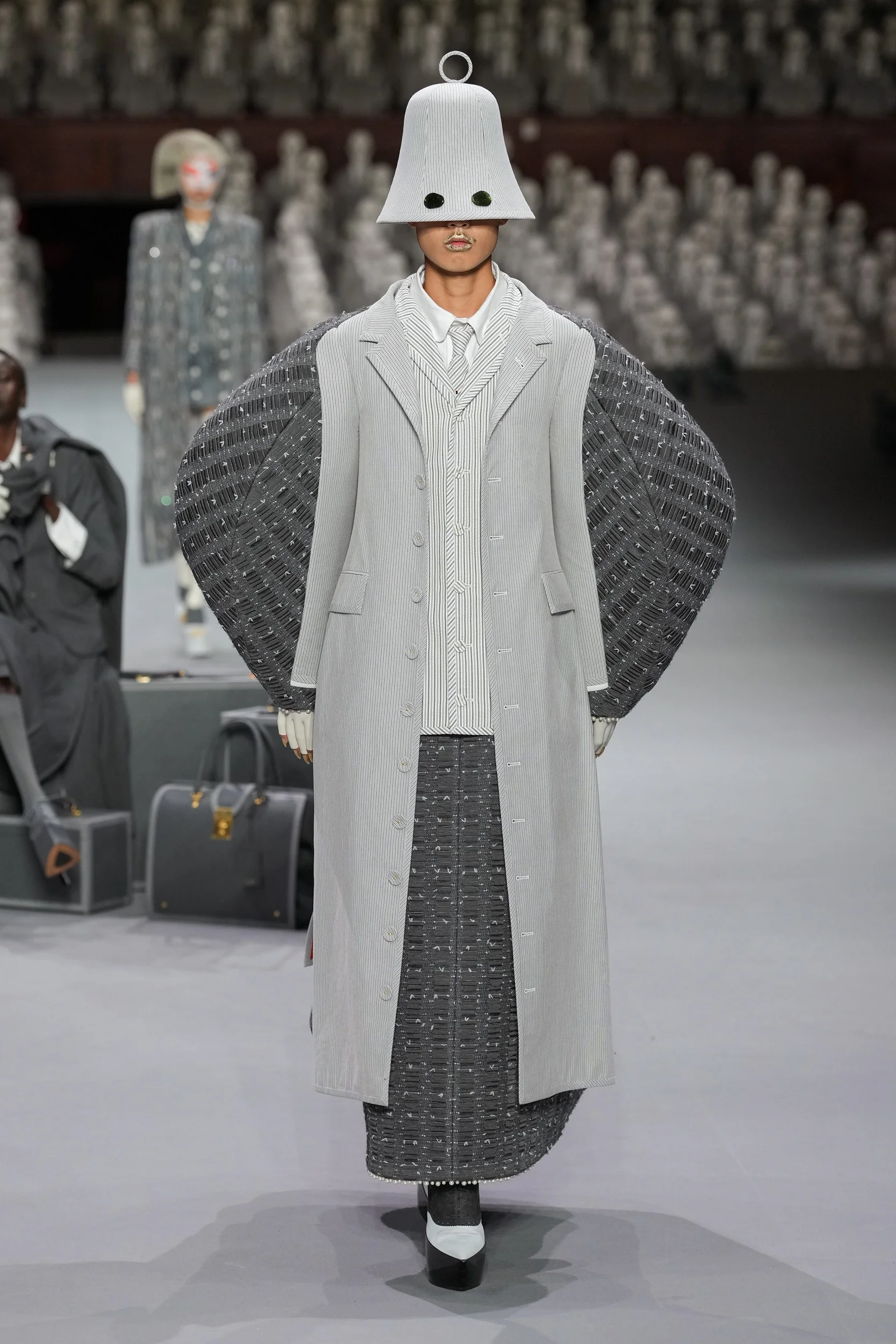 2023-24年秋冬オートクチュールコレクション_THOM BROWNE(トム ブラウン ニューヨーク)_モデル_17