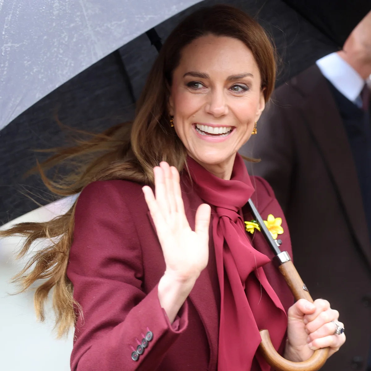 キャサリン皇太子妃、全身ボルドールックが「完璧にまとまっている」と称賛の嵐！ ウィリアム皇太子とのウェールズ訪問で子どもたちとの微笑ましい交流も話題に！