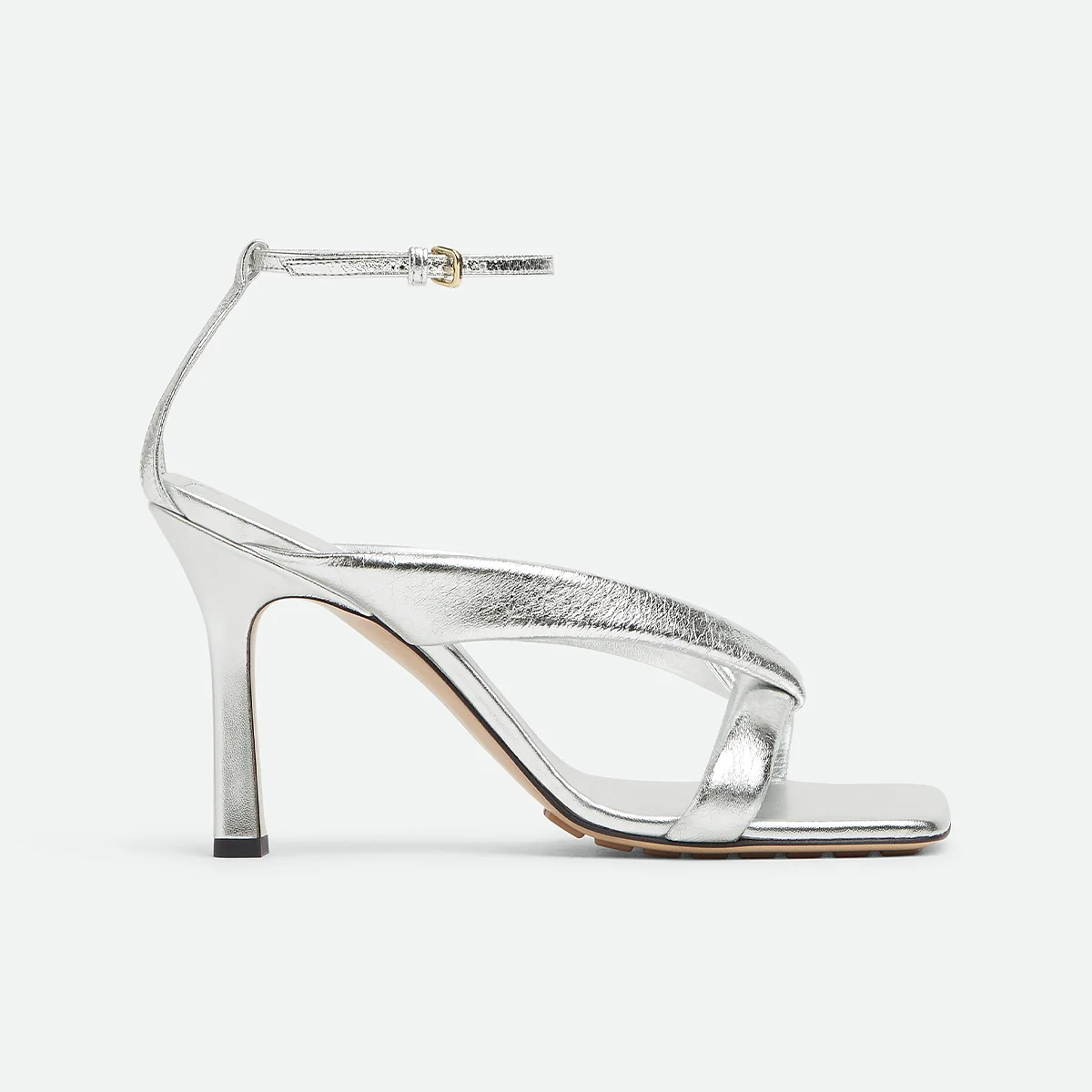 靴「リーヴァ ストラップサンダル」〈ヒール9cm〉￥187,000／ボッテガ・ヴェネタ ジャパン（ボッテガ・ヴェネタ）