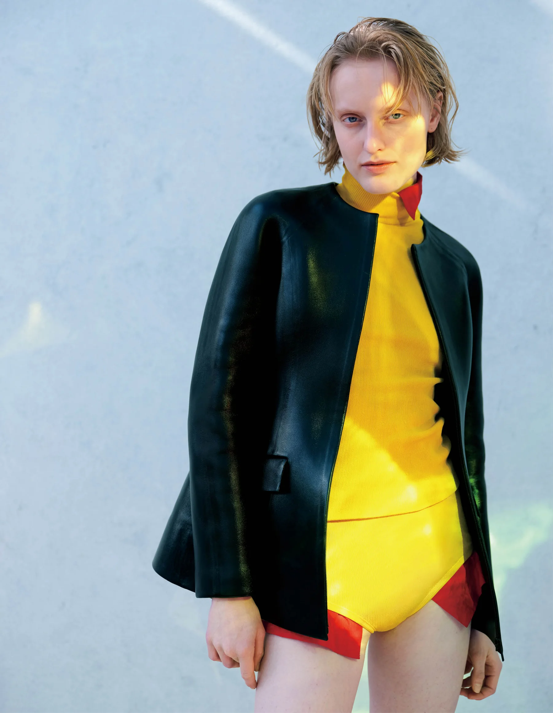 ジャケット￥1,537,800（予定価格）・トップス￥165,000（予定価格）・中に着たシャツ・ショーツ（ともに参考商品）／ロエベ ジャパン クライアントサービス（ロエベ）