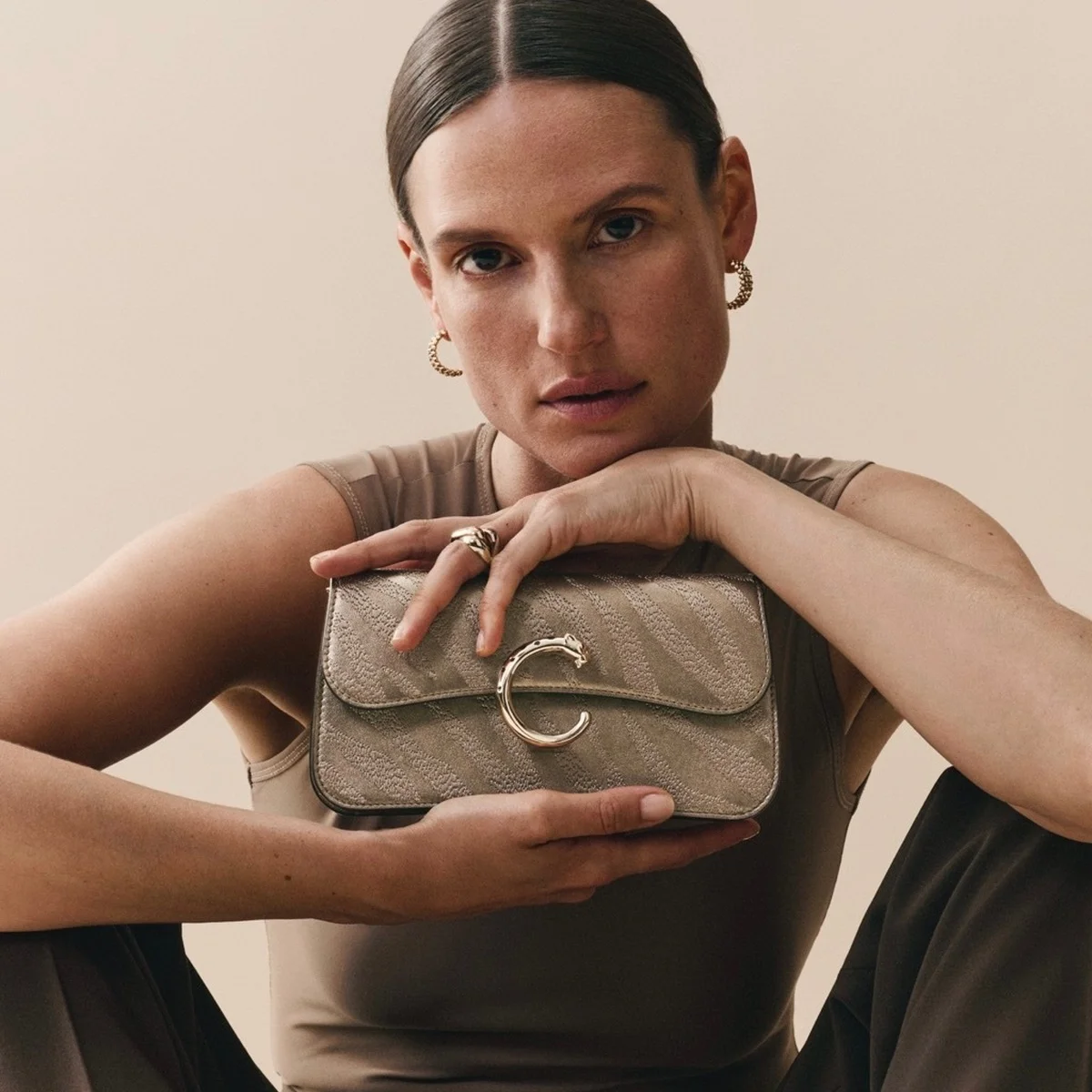 【カルティエ】のバッグコレクションに新作が登場。ビーズやスパンコールで、繊細に輝く華やかな煌めきを