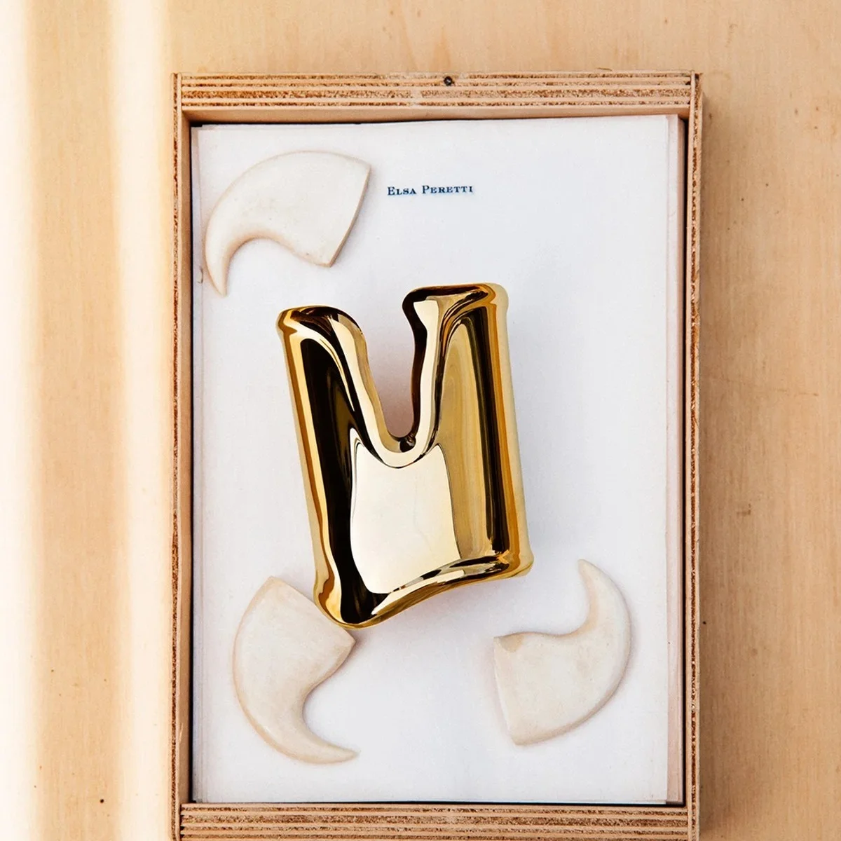 【ティファニー】のジュエリー、「エルサ・ペレッティ™ ボーン カフ」｜人生を彩る名品図鑑