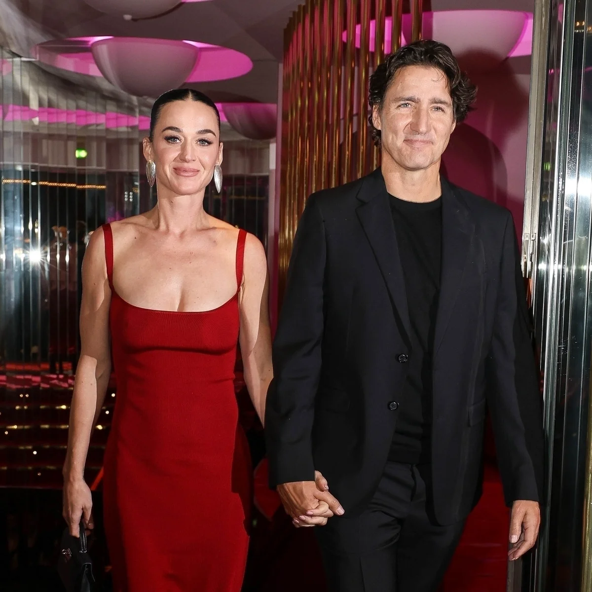 ケイティ・ペリー、カナダ元首相ジャスティン・トルドーとの交際をついに公表！ 深紅のドレスに身を包み、パリで堂々と手を繋いで41歳の誕生日デート