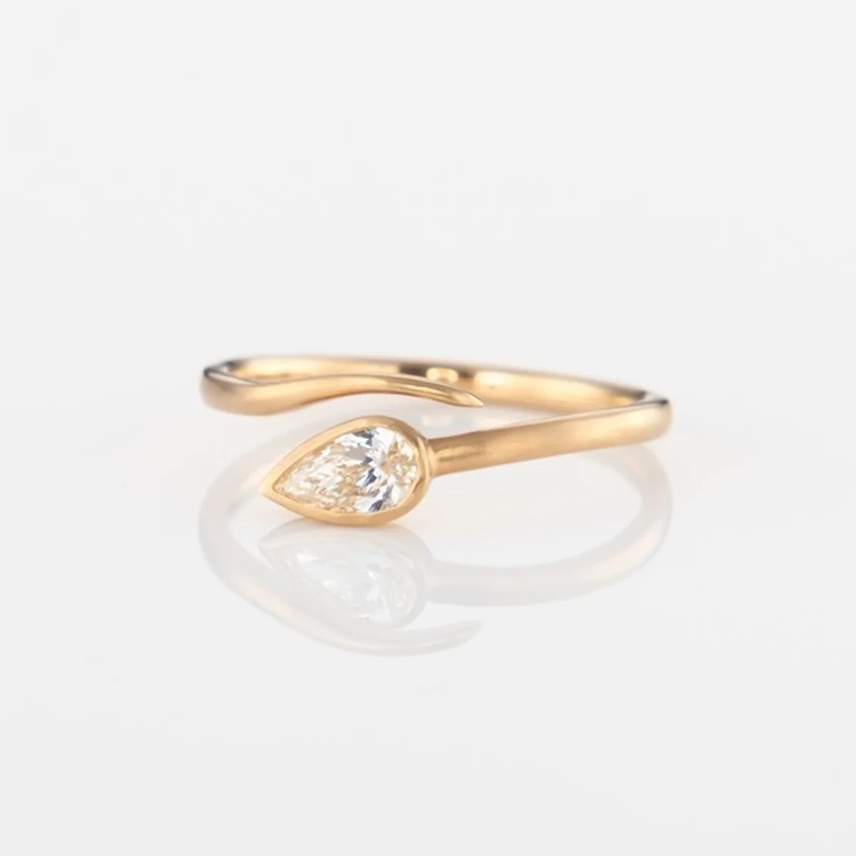 幸運のシンボル“蓮”をモチーフに！ 【シンティランテ】から神秘的なムードのブライダルジュエリーが登場