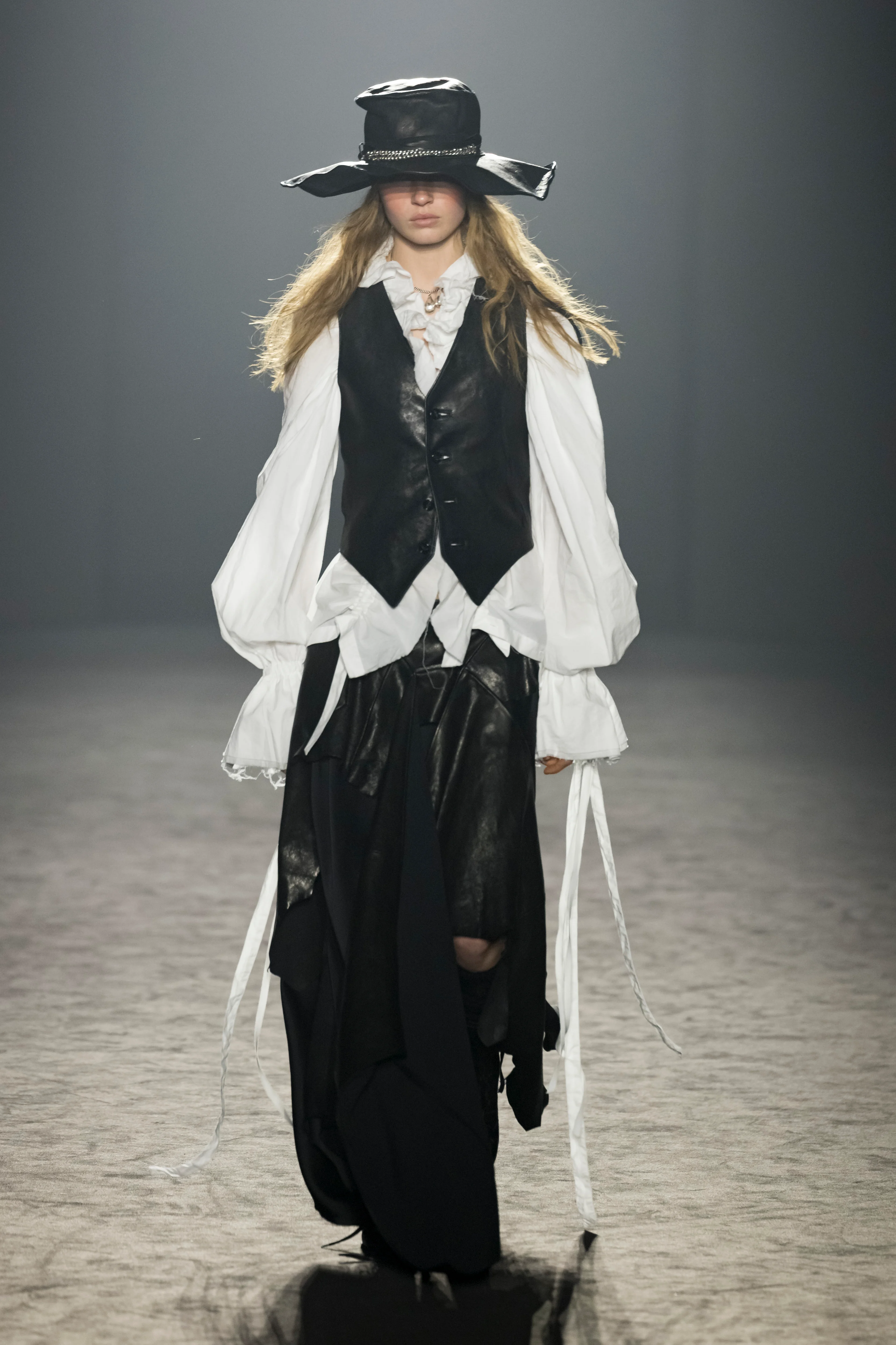 2025年秋冬コレクション_ANN DEMEULEMEESTER(アン ドゥムルメステール)_モデル_2