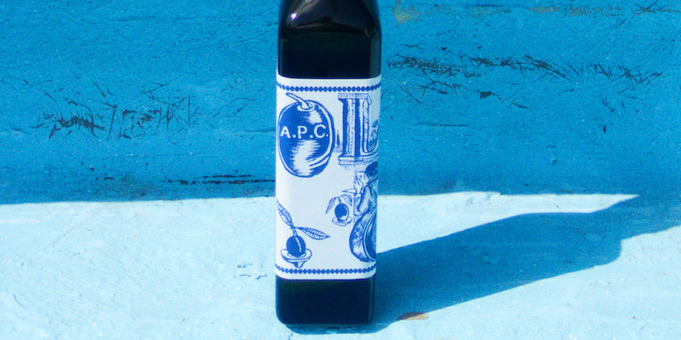 【A.P.C.】のオリーブオイル、セカンドシーズンのボトルが到着。素材の魅力を引き立てるフレッシュでまろやかな風味に注目