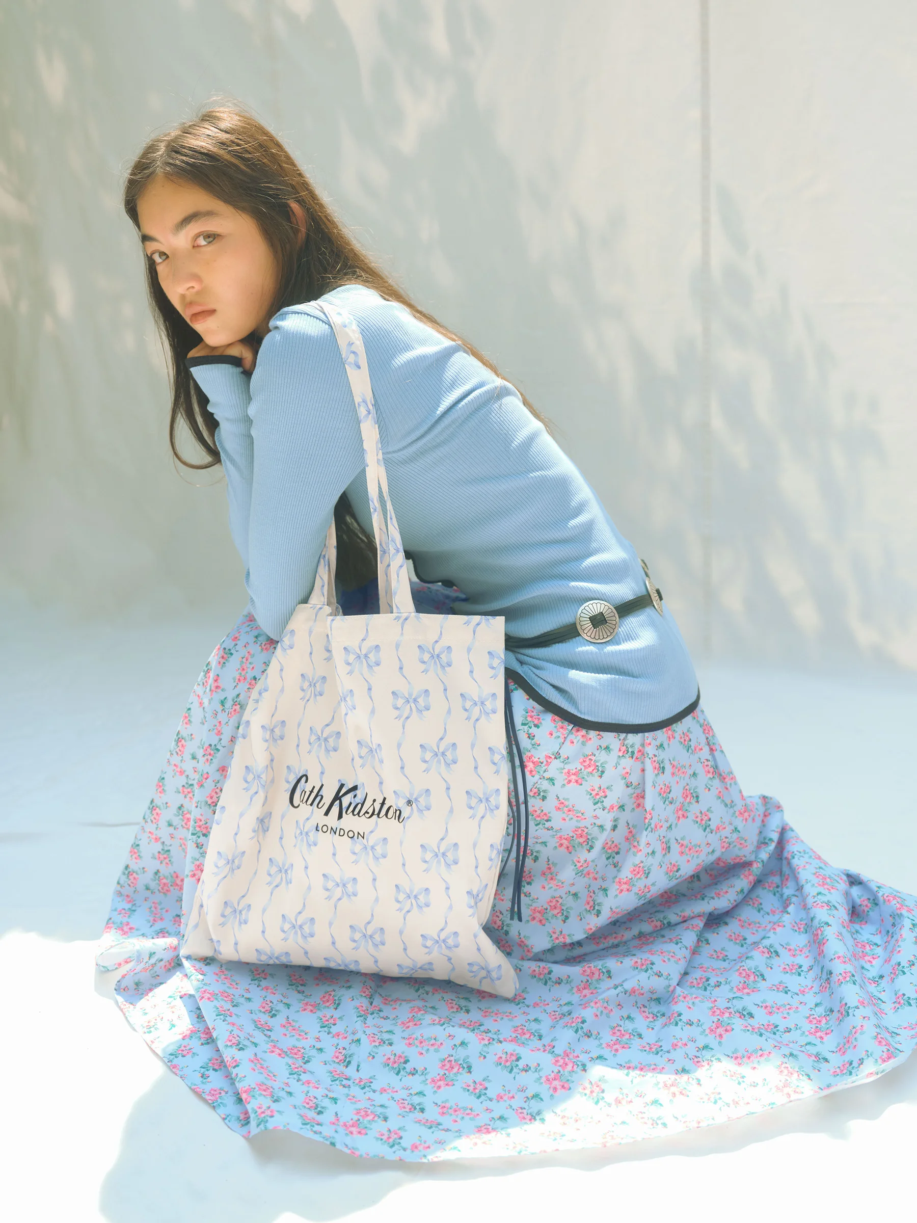 ギャザースカートCherry Blossom￥17,600・トートバッグRibbon Bow〈H42×W38cm〉￥4,950／キャス キッドソン 表参道店 (キャス キッドソン)　トップス￥23,100／エンメ(オペラスポーツ)●●-●●●●　ベルト(上)￥18,700・(下)￥14,300／フラッパーズ(レフィエ)03-5456-6866