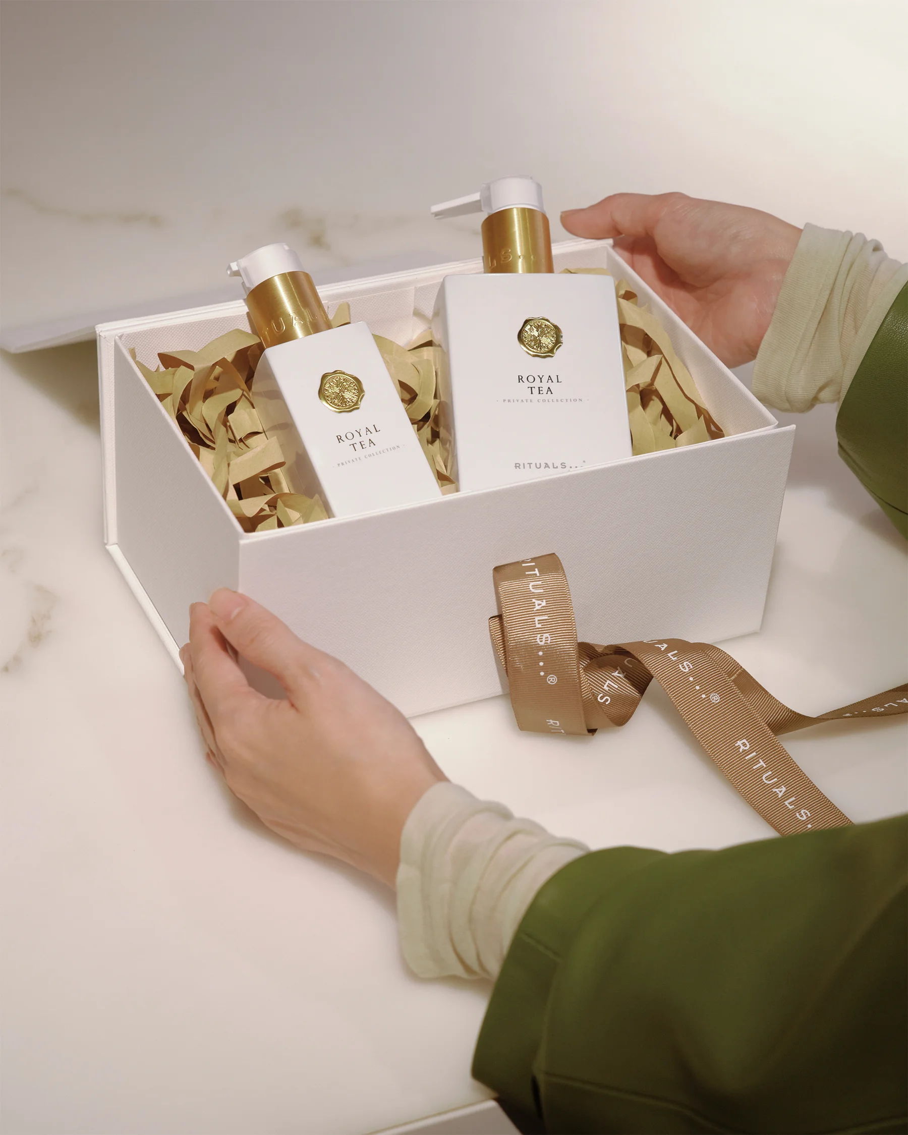 ロイヤル ティー ハンド バーム 175ml ￥2,600、同 ハンド ウォッシュ 300ml ￥2,600 、ギフトボックス ￥660／リチュアルズ