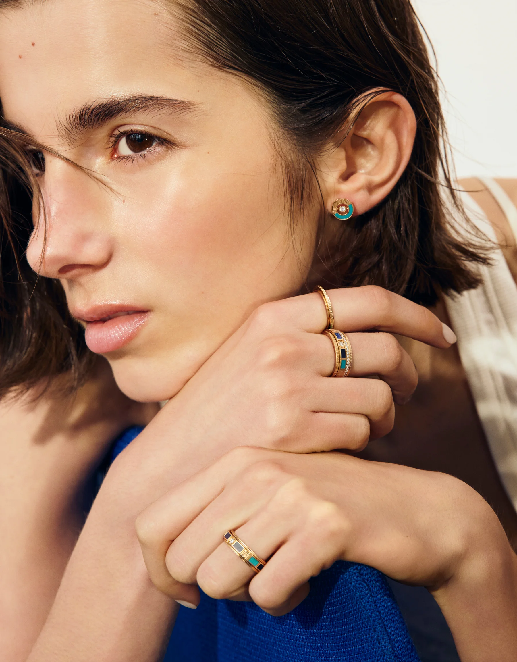 PIAGET　差し色はブルー　ピアジェのジュエリーが彩る夏の装いの画像2